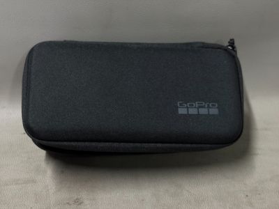 une mallette noire posée sur une table