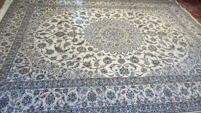 Tapis Iran Nain laine et soie couleur blanc et bleu 350 X250