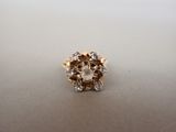 gros plan d'une bague en diamant sur une table