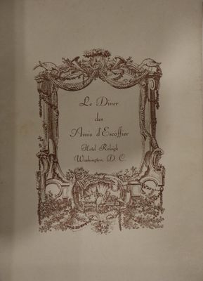 un vieux livre avec, à l'intérieur, l'image d'une photo d'un cheval dans un cadre
