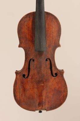 un vieux violon avec un archet accroché à son dos