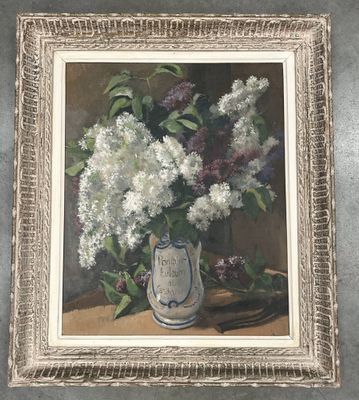 tableau représentant des fleurs blanches et violettes dans un vase posé sur une table