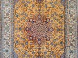 un tapis bleu et jaune orné d'un motif en médaillon