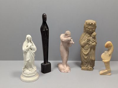 cinq statues de formes et de tailles différentes posées sur une table