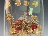 un dôme en verre orné d'un motif doré sur le dessus
