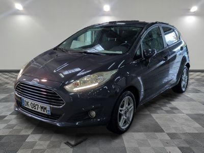 la voiture est garée dans le garage sur le sol en damier