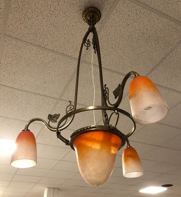 lustre bronze à quatre lumières, une vasque et trois tulipes…