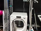 une machine à laver et un sèche-linge dans une chambre équipée de lits superposés