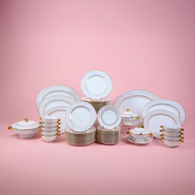SPODE. Partie de service en porcelaine blanche à décor de fi…
