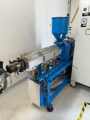 une machine qui se trouve dans une pièce, près d'un mur