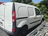 une camionnette blanche garée sur le parking