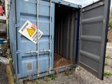 un conteneur bleu sur lequel est apposée une étiquette