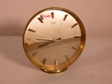une horloge en or posée sur une table