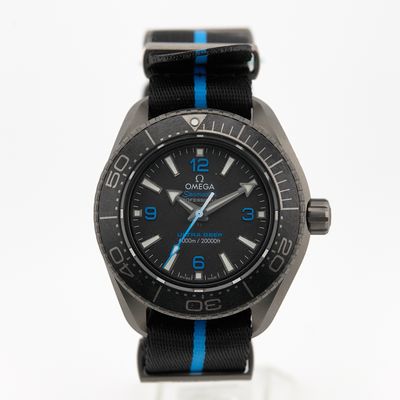 une montre noire et bleue avec une trotteuse bleue