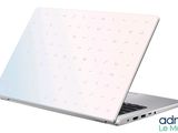 un ordinateur portable avec un écran blanc sur fond blanc