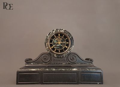 une horloge posée sur une table