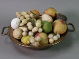 un bol de fruits posé sur une table