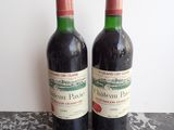 deux bouteilles de vin rouge posées sur une table