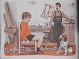 une photo d'un garçon assis sur une chaise avec un chien