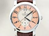 gros plan d'une montre-bracelet avec un bracelet en cuir marron