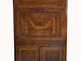une vieille armoire en bois avec un plateau en marbre, sur fond blanc