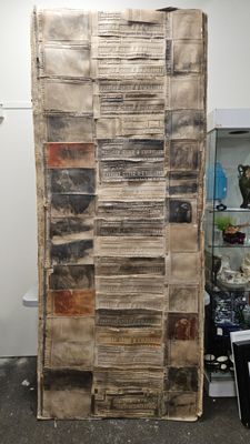 un gros morceau de bois transformé en mur