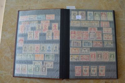 un livre avec des timbres, posé sur une table