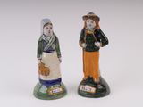 deux figurines de personnes se tenant l'une à côté de l'autre