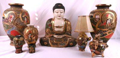 un ensemble de vases et de statues asiatiques posés sur un fond blanc