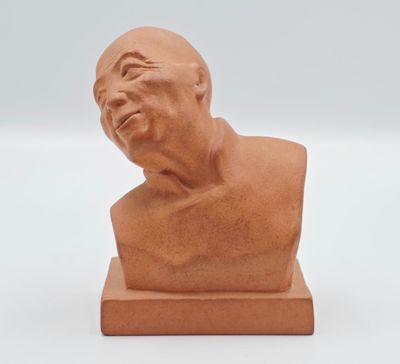 une image représentant une sculpture en argile d'un homme aux yeux fermés