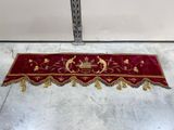 un gros plan sur un tapis rouge posé au sol près d'une porte