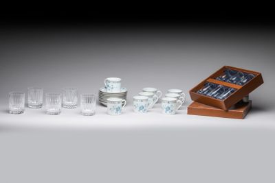 une image représentant un ensemble de verres et de tasses posés sur une table