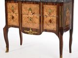 une petite commode avec un plateau en marbre