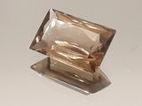 un petit diamant de forme carrée sur une surface blanche