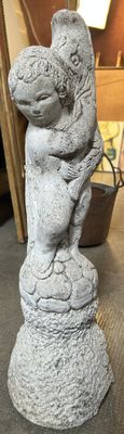une statue représentant un singe assis sur un rocher