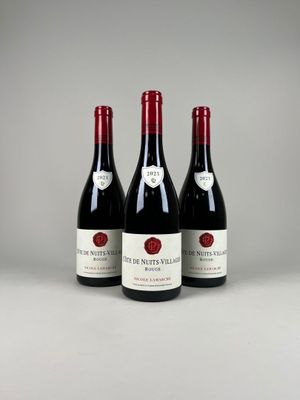 trois bouteilles de vin rouge sont alignées sur une table