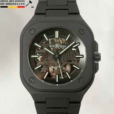 gros plan d'une montre sur fond blanc