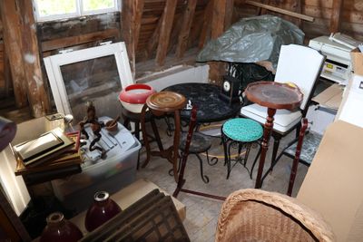 une pièce contenant beaucoup de meubles
