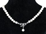 gros plan d'un collier sur un mannequin mannequin