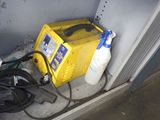 une machine jaune posée contre un mur