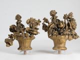 deux vases remplis de fleurs posés sur une table