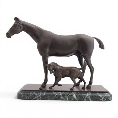 statue représentant un cheval et un poulain, posée sur un socle en marbre
