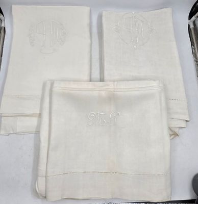 623 / CH-C10 / Lot de 3 draps en coton blanc dont deux …