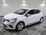 Une voiture blanche est garée sur un sol en carrelage à damier.