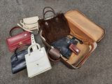 quatre bagages posés par terre les uns à côté des autres