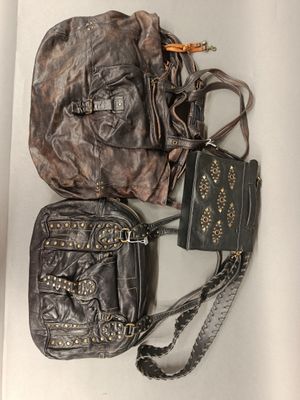 Deux porte-monnaie et un sac à main sont posés sur une table