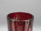 un verre rouge décoré, posé sur une table