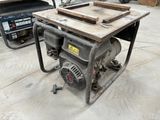 une table sur laquelle est posée une machine, dans un garage