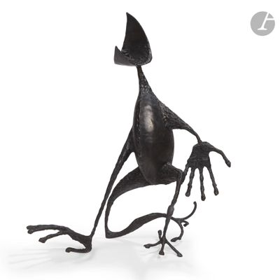 statue d'un chat tenant une souris entre ses pattes, sur fond blanc
