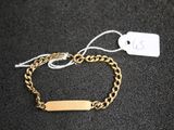 Gros plan sur un bracelet en chaîne en or portant une étiquette